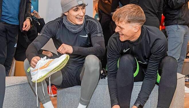 Samis Ellsässer (links) und Nico Schwarz probieren die Testlaufschuhe an.