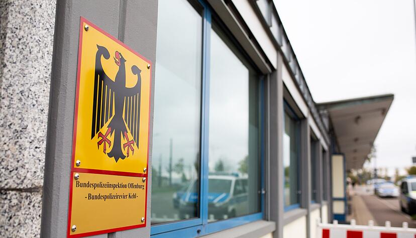 Einen berauschten Mann ohne gültige Papieren haben Polizisten in Kehl an der Einreise gehindert. (Symbolbild) Einen berauschten Mann ohne gültige Papieren haben Polizisten in Kehl an der Einreise gehindert. (Symbolbild)