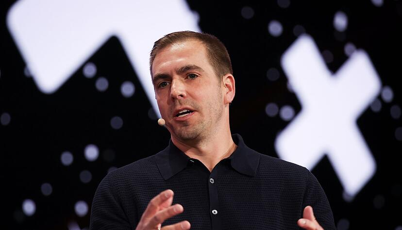 Philipp Lahm spricht auf einer B&uuml;hne auf der Digital- und Marketingmesse OMR.