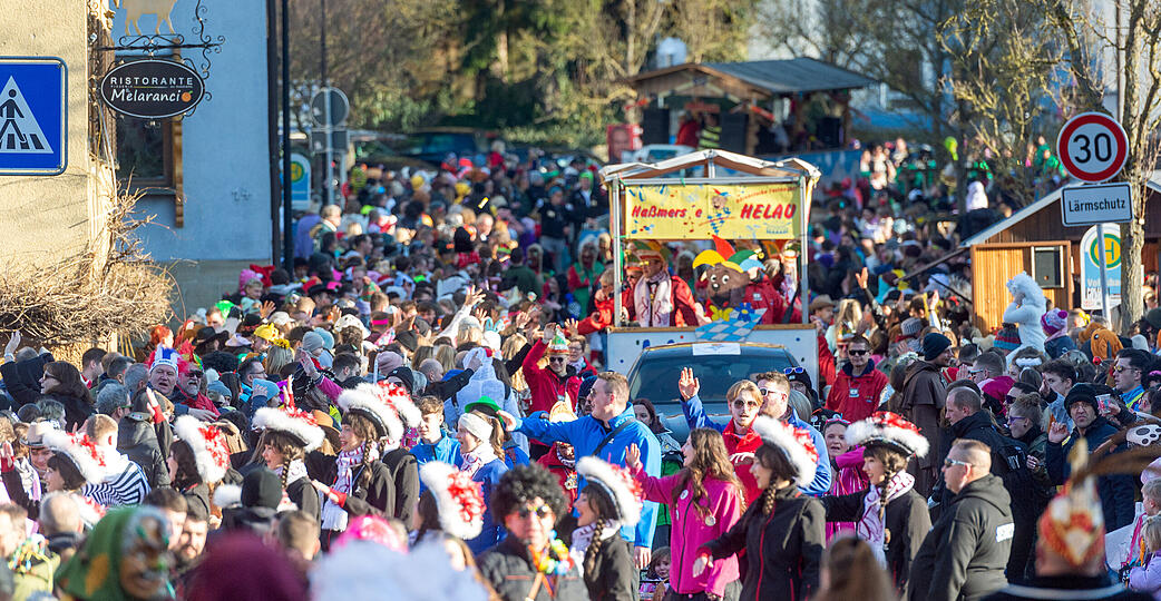 Tausende von Menschen zieht der Talheimer Faschingsumzug alljährlich an. Um diese zu schützen, braucht es viele Sicherheitsmaßnahmen, wie Zufahrtssperren.