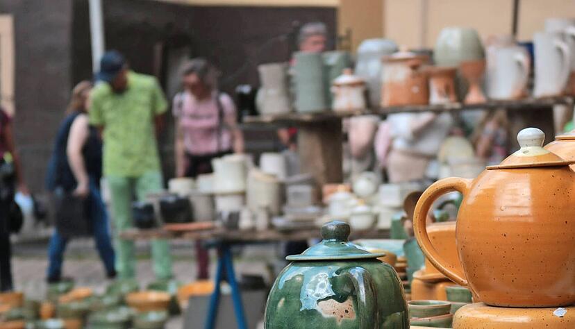 Tassen, Töpfe, Schalen: Beim Sindringer Töpfermarkt am Wochenende werden 70 Marktbeschicker erwartet. Tassen, Töpfe, Schalen: Beim Sindringer Töpfermarkt am Wochenende werden 70 Marktbeschicker erwartet.