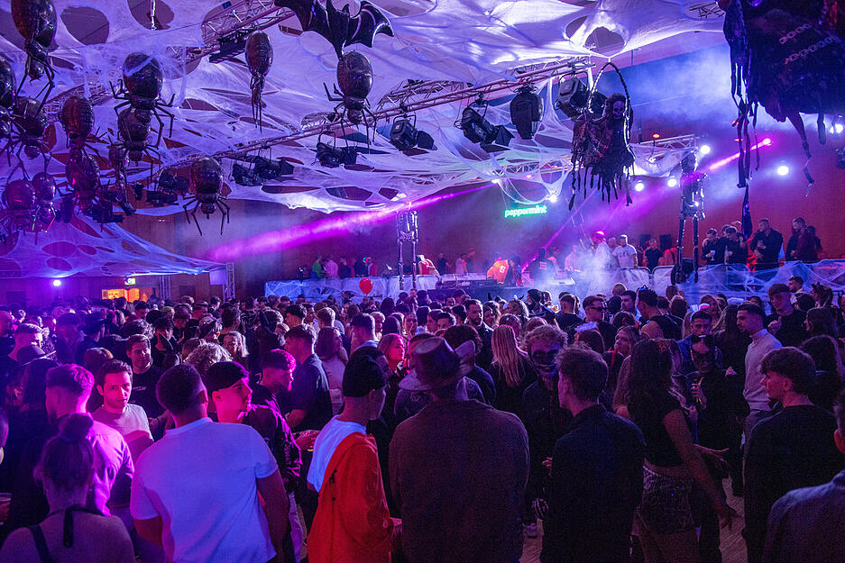 Mit und ohne Kostüm stürmen die Gäste in der Heilbronner Harmonie die Tanzfläche bei der Halloween-Party.