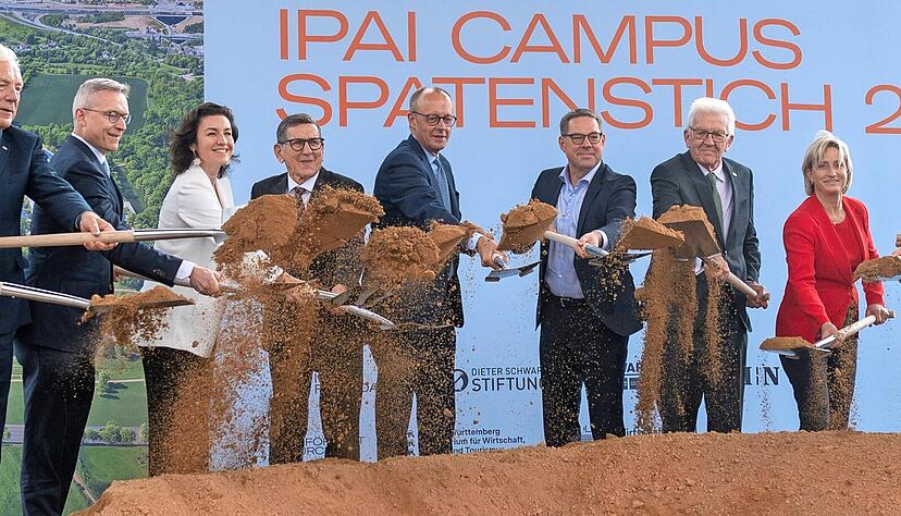 Zuletzt ist Bundeskanzler Merz nach Heilbronn gekommen, als mit einem symbolischen ersten Spatentisch die Hochbauarbeiten am Ipai-Campus begonnen haben. Zuletzt ist Bundeskanzler Merz nach Heilbronn gekommen, als mit einem symbolischen ersten Spatentisch die Hochbauarbeiten am Ipai-Campus begonnen haben.