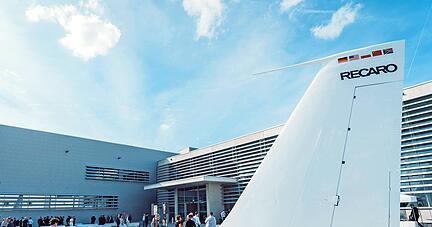 Diese Heckflosse stammt von einer Boeing 707, die einst f&uuml;r die Lufthansa unterwegs war. Sie soll das Symbol f&uuml;r den Luftfahrtstandort Schw&auml;bisch Hall sein, den Recaro betreibt. Die Flaggen stehen f&uuml;r die Auslandsgesellschaften.
Foto: Recaro