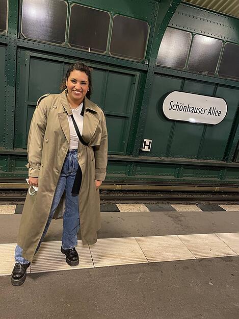 Alyssa Ayers am Bahnsteig in Berlin.