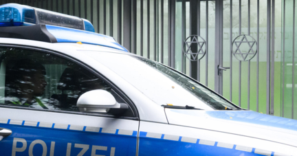 Ein Fahrzeug der Polizei steht vor einer Synagoge. Nach dem Terrorangriff der Palästinenser-Organisation Hamas auf Israel ist die Polizei alarmiert. Israelische und jüdische Einrichtungen werden geschützt. Ein Fahrzeug der Polizei steht vor einer Synagoge. Nach dem Terrorangriff der Palästinenser-Organisation Hamas auf Israel ist die Polizei alarmiert. Israelische und jüdische Einrichtungen werden geschützt.