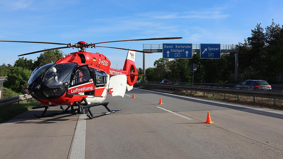 Neben zahlreichen Einsatzkr&auml;ften ist auch ein Rettungshubschrauber vor Ort.