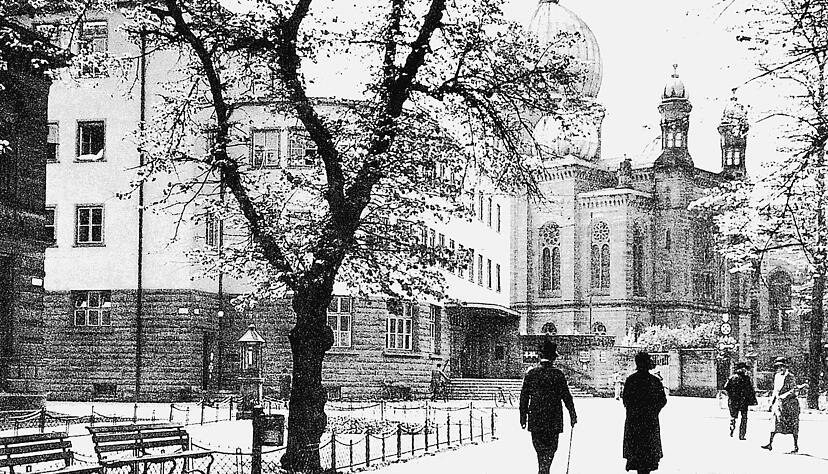 Das Postamt an der Heilbronner Allee steht bis heute heute. Die wunderbare Synagoge wurde von den Nazis zerstört.