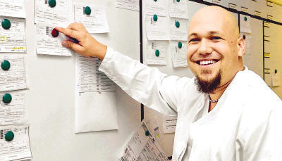 Martin Gutjahrs Arbeitsplatz ist der Operationssaal, wo er als An&auml;sthesist f&uuml;r die Narkose der Patienten zust&auml;ndig ist. Die Zettel an der Wand sagen ihm, welche Operationen gerade anstehen. (Foto: Rabea Sattar)