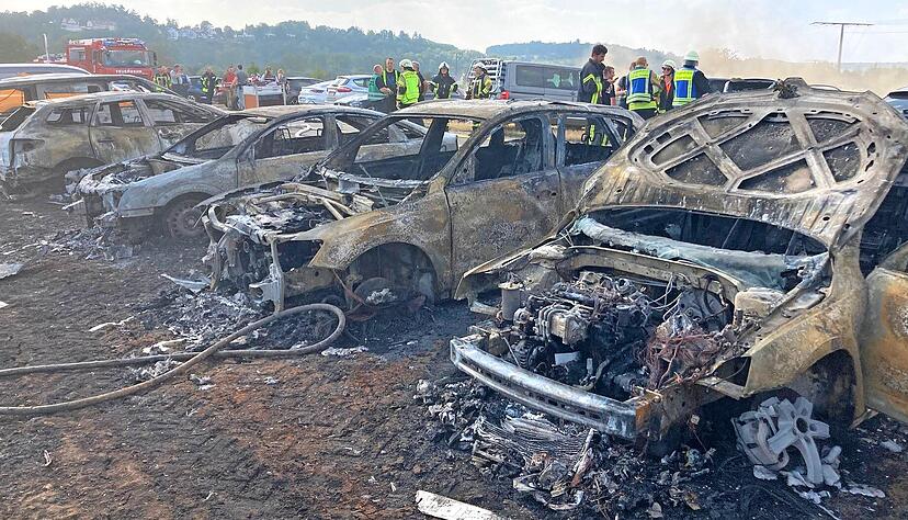Ein Großaufgebot an Feuerwehrleuten ist beim Großbrand Anfang Juli auf Offenauer Gemarkung im Einsatz.