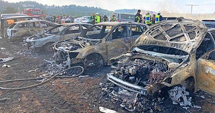 Ein Großaufgebot an Feuerwehrleuten ist beim Großbrand Anfang Juli auf Offenauer Gemarkung im Einsatz.
Foto: Archiv/Kinkopf