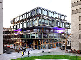 Das neue Gravity-Gebäude auf dem Bildungscampus Heilbronn setzt architektonische Akzente für Innovation und Zukunft.