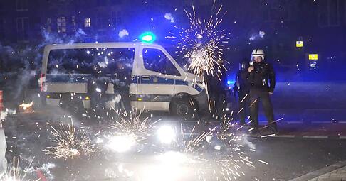 Polizisten, Feuerwehrleute, Ärzte und andere Helfer geraten in Silvesternächten immer wieder in gefährliche Situationen und werden gezielt attackiert. (Archivfoto) Polizisten, Feuerwehrleute, Ärzte und andere Helfer geraten in Silvesternächten immer wieder in gefährliche Situationen und werden gezielt attackiert. (Archivfoto)
