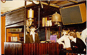 Diese beiden Gästen geben am DJ-Führerstand womöglich einen Liedwunsch durch. Das Mikrofon hängt übrigens heute noch von der Decke. Foto:privat Diese beiden Gästen geben am DJ-Führerstand womöglich einen Liedwunsch durch. Das Mikrofon hängt übrigens heute noch von der Decke. Foto:privat