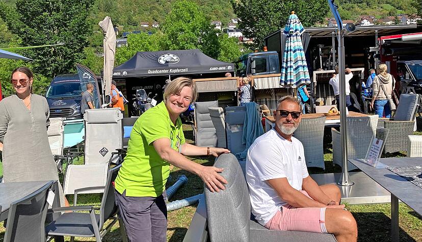 Spontan für gut befunden: Die Gartenmöbel von Anja Frank-Knorpp haben gute Chancen, bei Tahir Hajzeri einziehen zu dürfen.
Fotos: Yvonne Tscherwitschke Spontan für gut befunden: Die Gartenmöbel von Anja Frank-Knorpp haben gute Chancen, bei Tahir Hajzeri einziehen zu dürfen.
Fotos: Yvonne Tscherwitschke