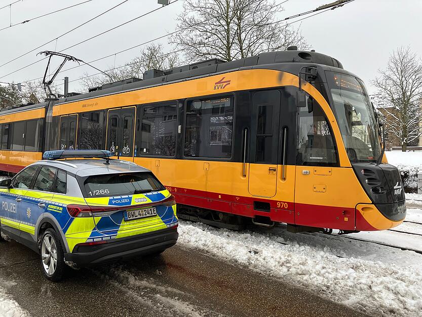Die Stadtbahnen m&uuml;ssen im Bereich Moltkestra&szlig;e derweil warten.