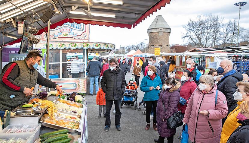 Der Heilbronner Pferdemarkt läuft noch bis Montagabend − corona-bedingt auf der Theresienwiese. Vor allem am Sonntag war das Interesse groß.
Fotos: Andreas Veigel Der Heilbronner Pferdemarkt läuft noch bis Montagabend − corona-bedingt auf der Theresienwiese. Vor allem am Sonntag war das Interesse groß.
Fotos: Andreas Veigel