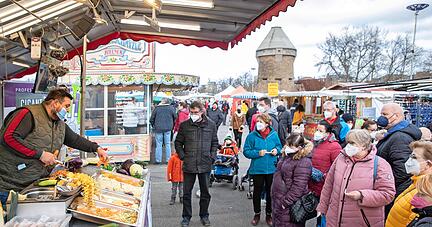 Der Heilbronner Pferdemarkt läuft noch bis Montagabend − corona-bedingt auf der Theresienwiese. Vor allem am Sonntag war das Interesse groß.
Fotos: Andreas Veigel Der Heilbronner Pferdemarkt läuft noch bis Montagabend − corona-bedingt auf der Theresienwiese. Vor allem am Sonntag war das Interesse groß.
Fotos: Andreas Veigel
