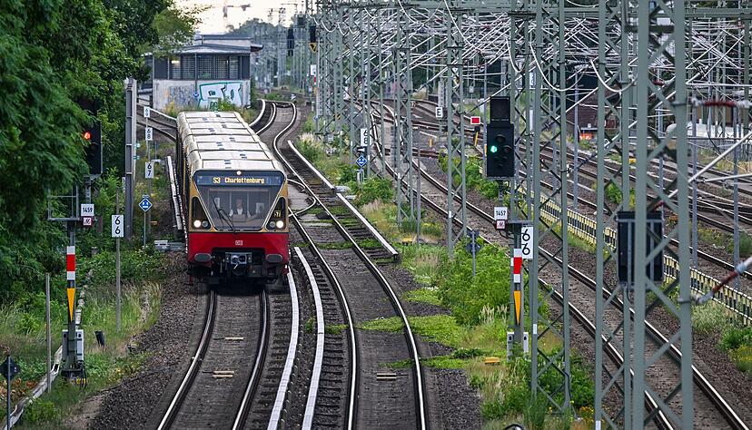 Am Morgen waren die S-Bahn-Strecken zwar freigegeben, es kam aber weiter zu Einschränkungen. Am Morgen waren die S-Bahn-Strecken zwar freigegeben, es kam aber weiter zu Einschränkungen.