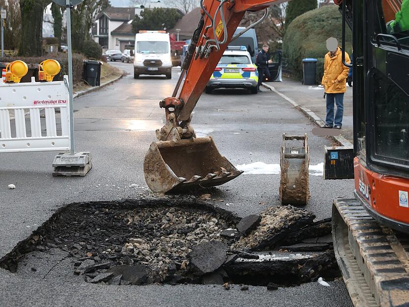 Einsatzkr&auml;fte sperrten die Stra&szlig;e wegen akuter Einsturzgefahr vollst&auml;ndig ab.