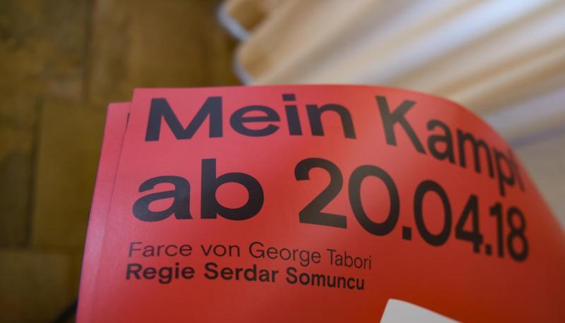 Ein Plakat, das das Stück Mein Kampf von George Tabori ankündigt. Foto: Felix Kästle