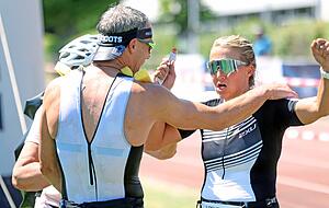 Die Siegerin Irina Benner (re.) wird im Ziel von ihrem "Chef" Uwe Richlik beglückwünscht. Der Neuensteiner gewann wie erwartet die Altersklasse 55.
Fotos: Ralf Seidel Die Siegerin Irina Benner (re.) wird im Ziel von ihrem "Chef" Uwe Richlik beglückwünscht. Der Neuensteiner gewann wie erwartet die Altersklasse 55.
Fotos: Ralf Seidel