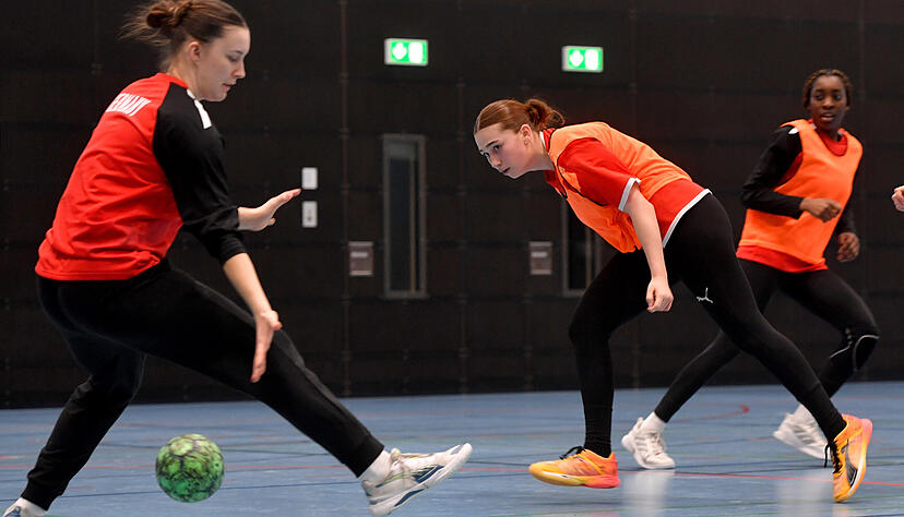 Im März hatte die U 19-Nationalmannschaft mit Aylin Bornhardt (Mitte) ein Trainingslager in Neckarsulm absolviert. Im März hatte die U 19-Nationalmannschaft mit Aylin Bornhardt (Mitte) ein Trainingslager in Neckarsulm absolviert.