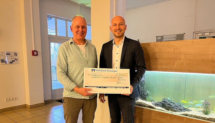 Einrichtungsleiter Marco Stiehler (links im Bild) freut sich &uuml;ber die Volksbankspende von 5.000 Euro, die der stellvertretende Vorstandsvorsitzende der Volksbank Dimitrios Meletoudis (rechts im Bild) mitbringt.