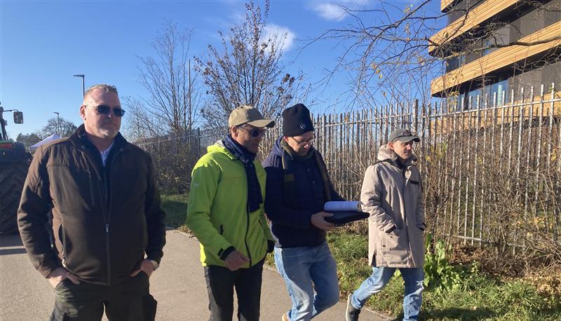 Eine Delegation von LSV betritt die Lidl-Zentrale zum Gespr&auml;ch.