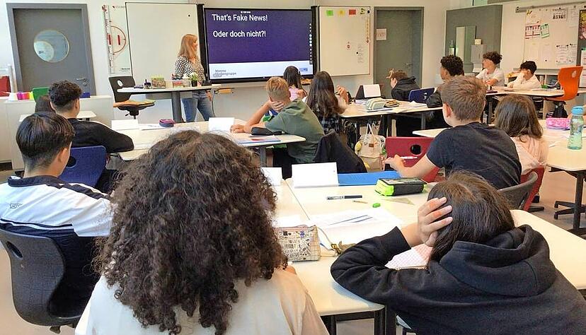 Zum Medienprojekt Zisch geh&ouml;ren auch Workshop, zu denen Stimme-Redakteur die Klassen besucht und mit ihnen unter anderem &uuml;ber Fake News spricht.