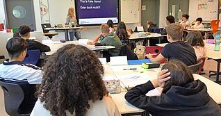 Zum Medienprojekt Zisch geh&ouml;ren auch Workshop, zu denen Stimme-Redakteur die Klassen besucht und mit ihnen unter anderem &uuml;ber Fake News spricht.