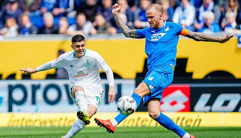 Im vergangenen Mai noch Gegenspieler, künftig in einem Team: Hoffenheims Kevin Vogt trägt künftig das gleiche Trikot wie Bremens Milot Rashica.
Foto: Archiv/dpa