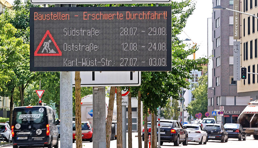 Die Infotafeln des neuen Park- und Verkehrsleitsystems, das gerade im Stadtgebiet installiert wird, informieren &uuml;ber Baustellen und Verkehrsbehinderungen.