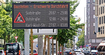 Die Infotafeln des neuen Park- und Verkehrsleitsystems, das gerade im Stadtgebiet installiert wird, informieren &uuml;ber Baustellen und Verkehrsbehinderungen.
Foto: Seidel