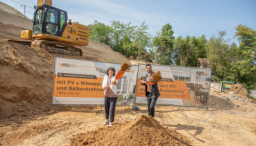 Start des Bauprojekts an der Neipperger Straße: Bürgermeisterin Sabine Rotermund und Geschäftsführer Heiko Widmann  beim Spatenstich.