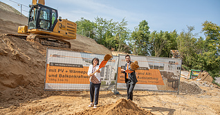 Start des Bauprojekts an der Neipperger Straße: Bürgermeisterin Sabine Rotermund und Geschäftsführer Heiko Widmann  beim Spatenstich.