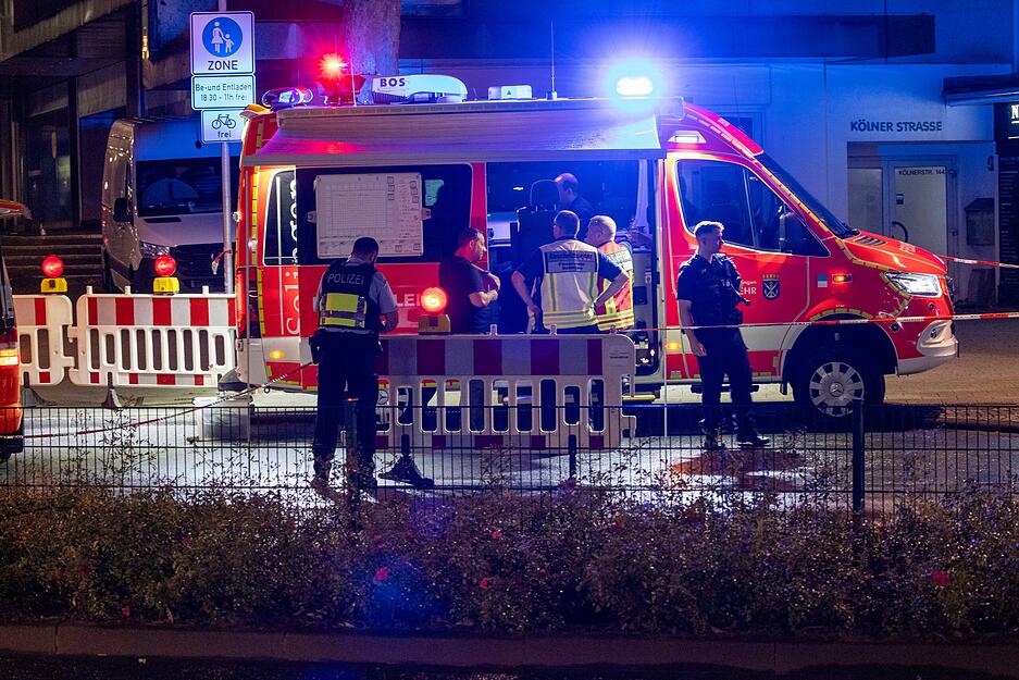 Rettungskräfte und Polizei sind im Einsatz. Bei einer Attacke auf der 650-Jahr-Feier der Stadt Solingen hat es Todesopfer und Verletzte gegeben.