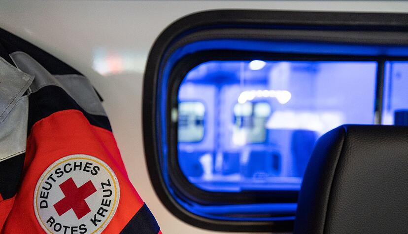 Sanitäter bringen den Verletzten in ein Krankenhaus. (Symbolbild) Sanitäter bringen den Verletzten in ein Krankenhaus. (Symbolbild)