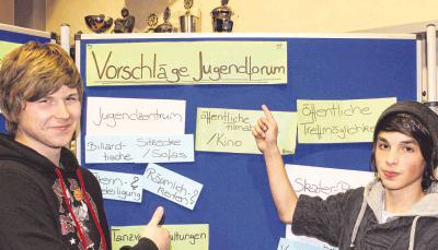 An der blauen Pinnwand kommen beim Sulzfelder Jugendforum jede Menge Gestaltungsvorschl&auml;ge zusammen. Marvin K&ouml;gel (links) und Tolunay Demiral finden: Ein Jugendtreff muss her. Foto: Vanessa M&uuml;ller