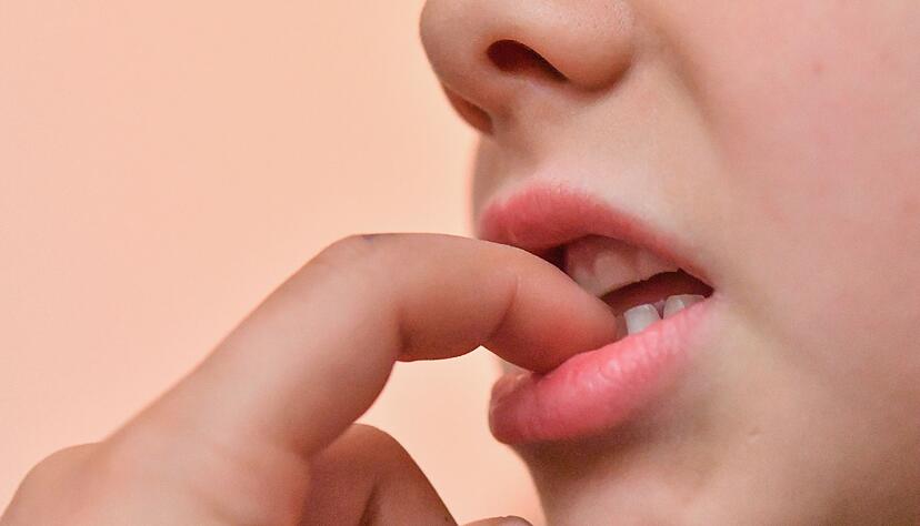 Langeweile, Stress oder Überforderung – Nägelkauen kann verschiedene Ursachen haben. Langeweile, Stress oder Überforderung – Nägelkauen kann verschiedene Ursachen haben.