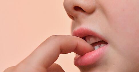 Langeweile, Stress oder Überforderung – Nägelkauen kann verschiedene Ursachen haben. Langeweile, Stress oder Überforderung – Nägelkauen kann verschiedene Ursachen haben.