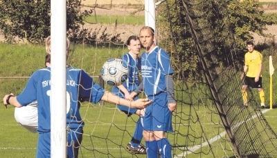 So schnell kann es gehen: Erwin Hammerschmidt (rechts) bringt den SV Treschklingen in der 3. Minute mit einem direkt verwandelten Eckball mit 1:0 in F&uuml;hrung. Die Abwehr des TSV Waldangelloch ist verdutzt.Foto: Klaus Kr&uuml;ger