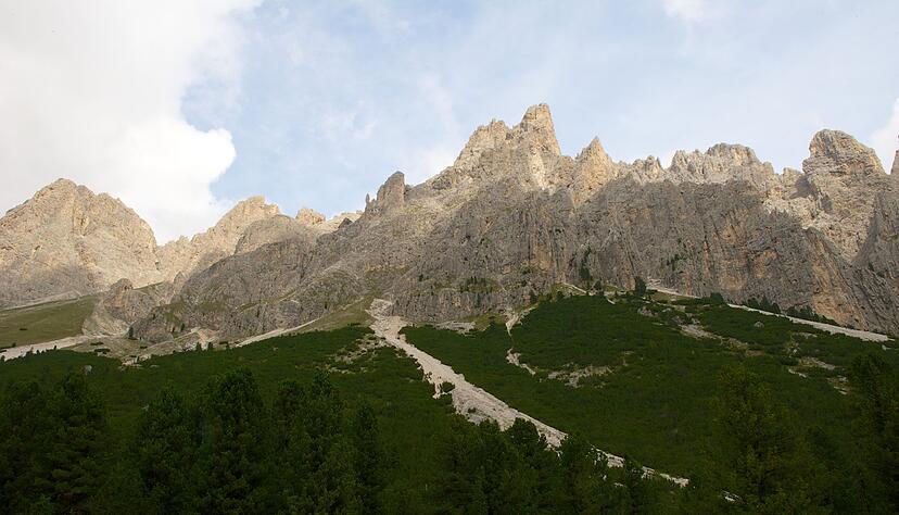 Die Rosengartengruppe gehört zu den bekanntesten Gebirgszügen in den Dolomiten. (Archivbild) Die Rosengartengruppe gehört zu den bekanntesten Gebirgszügen in den Dolomiten. (Archivbild)