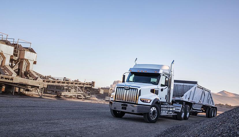 Flexibel: Der Western Star 49X sucht sich seinen Weg auch durch Baustellen - hier in einer Version mit Trailer. Flexibel: Der Western Star 49X sucht sich seinen Weg auch durch Baustellen - hier in einer Version mit Trailer.