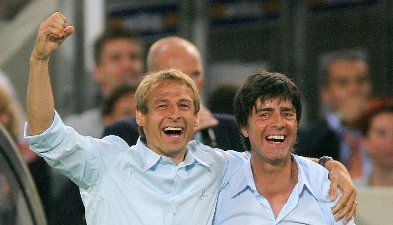 Jürgen Klinsmann (l) und Joachim Löw bei der WM 2006. Foto: Arne Dedert