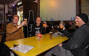 Hoch die Gläser trotz der Sperrstunde: In der Superbude trinken Ines, Daniel und Chris ihre letzte Runde an diesem Abend.
Fotos: Christiana Kunz Hoch die Gläser trotz der Sperrstunde: In der Superbude trinken Ines, Daniel und Chris ihre letzte Runde an diesem Abend.
Fotos: Christiana Kunz