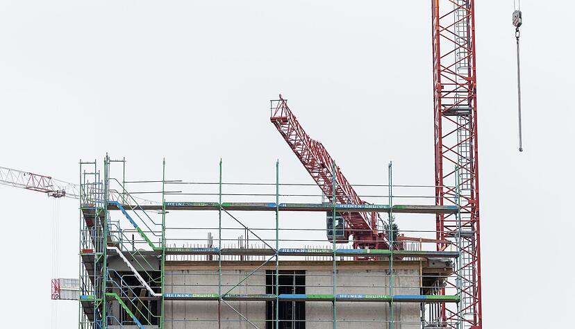 Die zeitliche Planung wird immer schwieriger. Das betrifft auch private Bauherren, die laut eines Experten im Raum Heilbronn teils l&auml;nger als ein Jahr warten m&uuml;ssen.