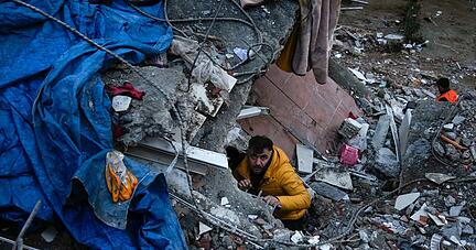 Ein Mann sucht in Adana im Süden der Türkei nach Menschen in den Trümmern eines zerstörten Gebäudes. Nach mehreren schweren Erdbeben in der türkisch-syrischen Grenzregion steigt die Zahl der Toten weiter rasant. Ein Mann sucht in Adana im Süden der Türkei nach Menschen in den Trümmern eines zerstörten Gebäudes. Nach mehreren schweren Erdbeben in der türkisch-syrischen Grenzregion steigt die Zahl der Toten weiter rasant.