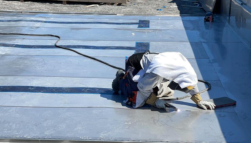 Die Edelstahlwanne des Freibades Untergruppenbach wird zusammengeschweißt. Die Edelstahlwanne des Freibades Untergruppenbach wird zusammengeschweißt.