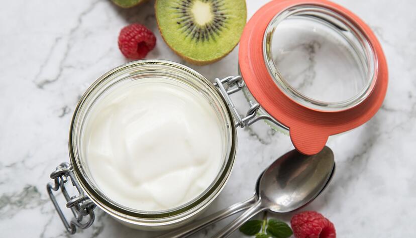 Derzeit im Supermarkt oft vergriffen: Wer Skyr mag und Mühe nicht scheut, kann das Milchprodukt auch selbst herstellen. Derzeit im Supermarkt oft vergriffen: Wer Skyr mag und Mühe nicht scheut, kann das Milchprodukt auch selbst herstellen.